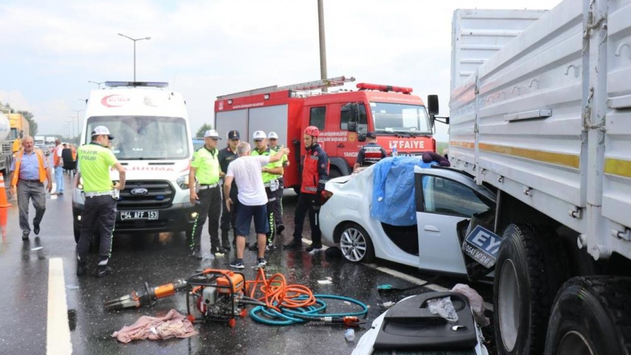 Araba, yan dönen kamyona ok üzere saplandı: 1 meyyit 4 yaralı