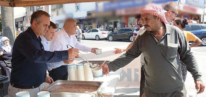 Başkan Tekin ilçe sakinlerine aşure dağıttı