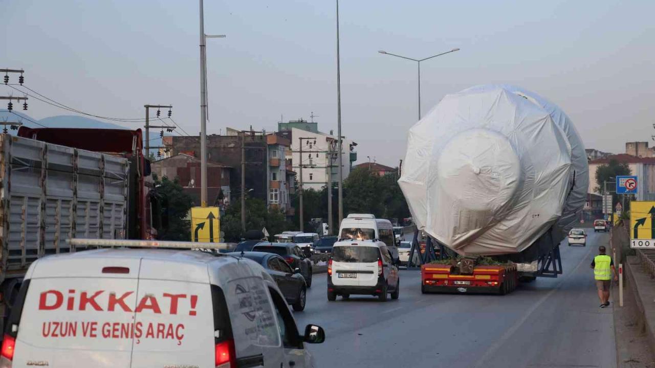 Devasa yük taşıyan TIR kenti birbirine kattı