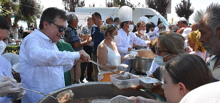 Edremit Belediyesi 18 bin kişilik aşure dağıttı