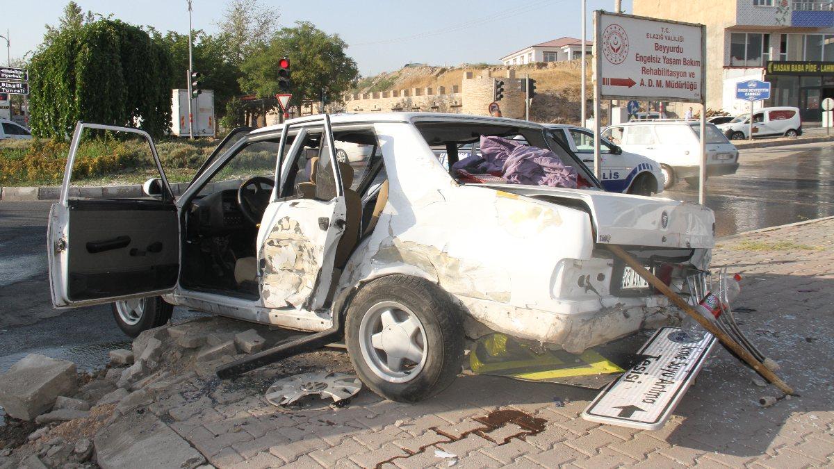 Elazığ’da yolcu minibüsü ile otomobil çarpıştı: 8 yaralı