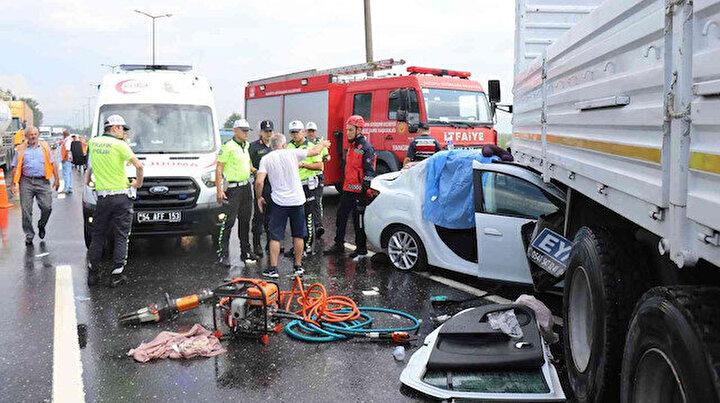 Otomobil yan dönen kamyona ok gibi saplandı: Ölü ve yaralılar var