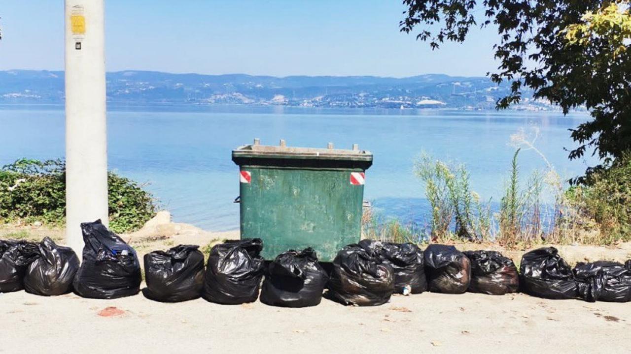 Sapanca Gölü kıyısından 23 torba çöp çıktı