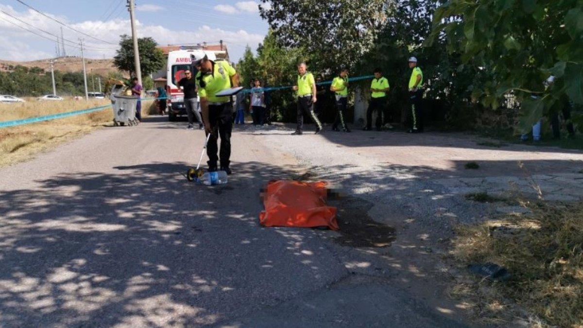 Aksaray’da yol kenarında yürüyen yaşlı bayan, kamyonun altında kaldı