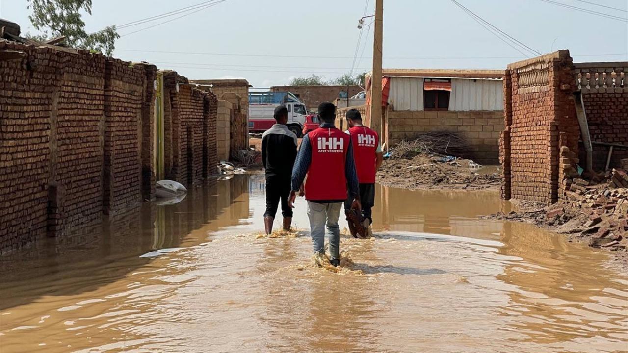 İHH’dan Sudan’daki selzedelere yardım