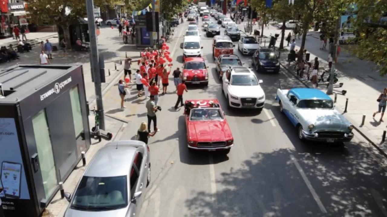 İstanbul’da klasik otomobillerle zafer korteji