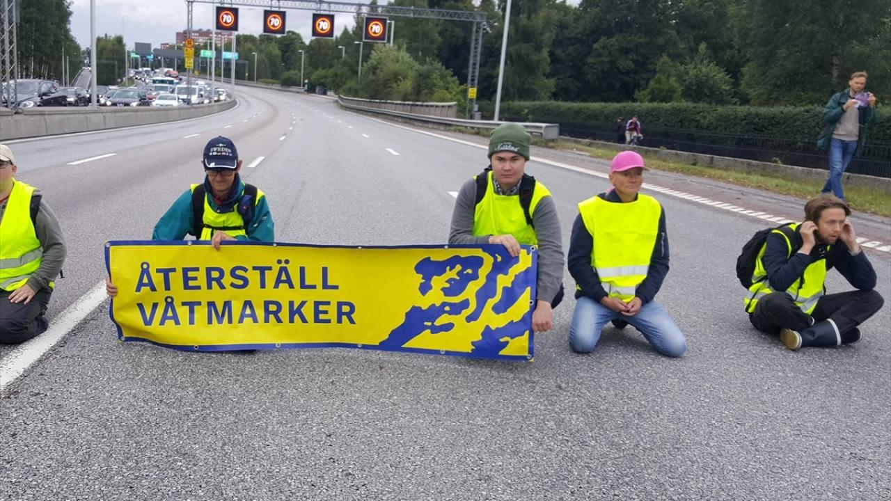 İsveç’te ambulansın da olduğu yolda trafiği kesen aktivistler hakkında soruşturma