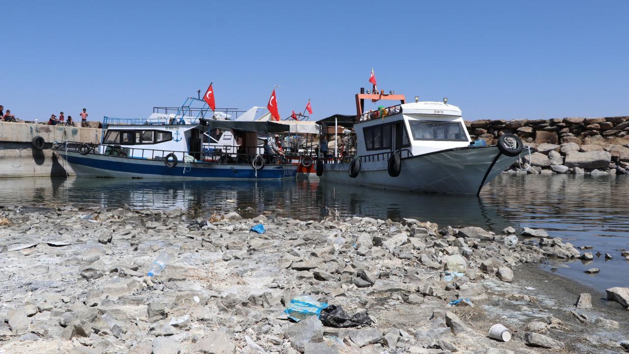 Van Gölü’nde balıkçı tekneleri karaya oturdu