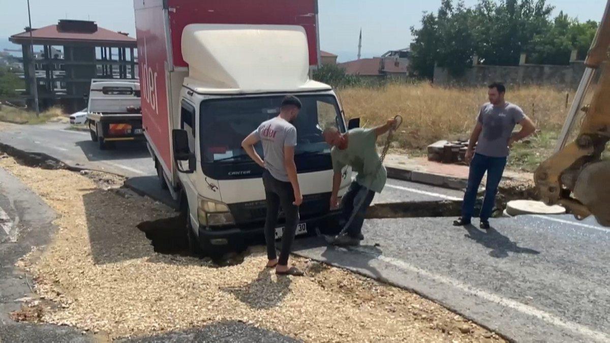 Beylikdüzü’nde sanağak yağmurun akabinde yol çöktü