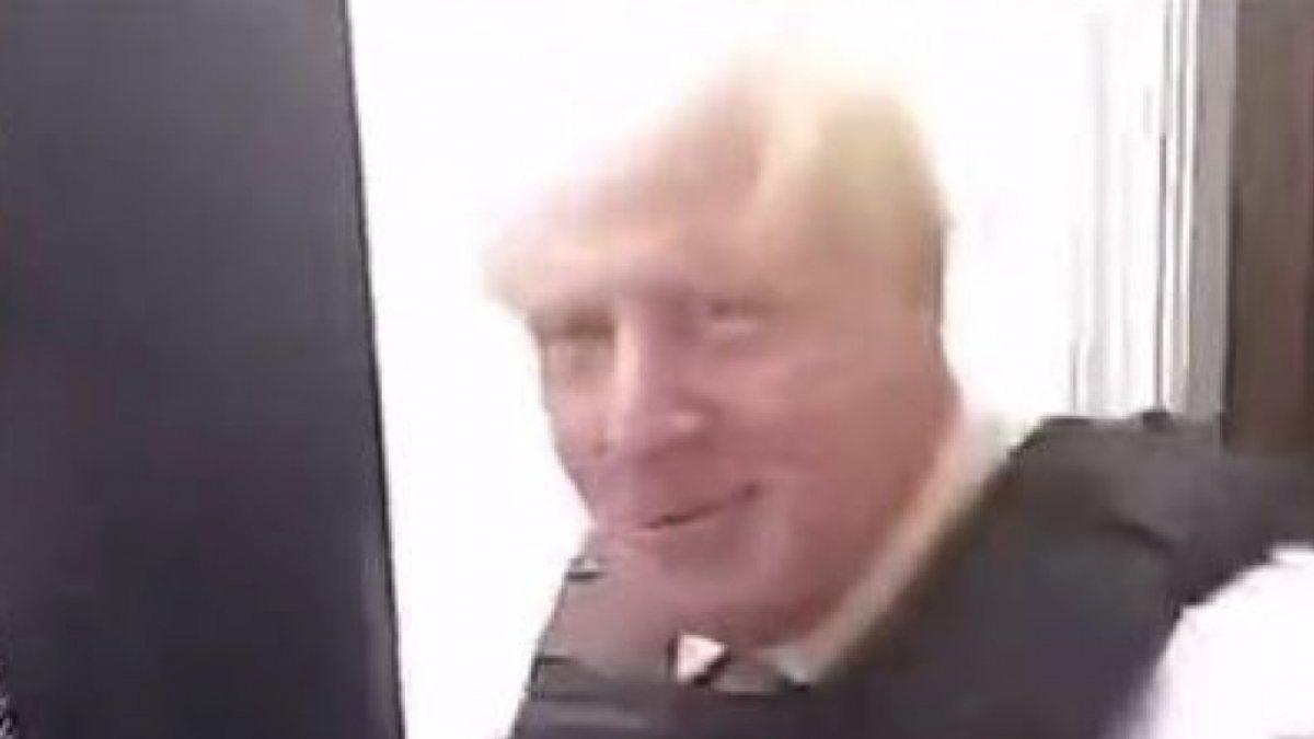 İngiltere’de uyandığında meskeninde polislerle birlikte Boris Johnson’u gördü