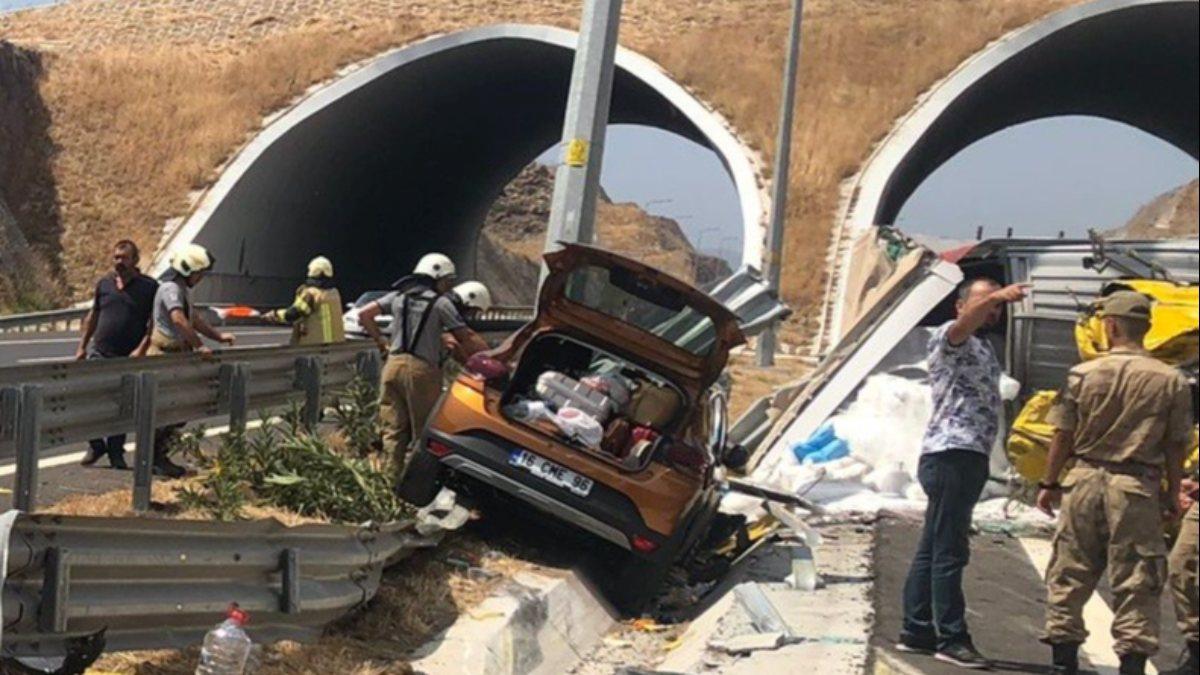 İzmir’de lastiği patlayan tır devrildi: 1 meyyit 5 yaralı