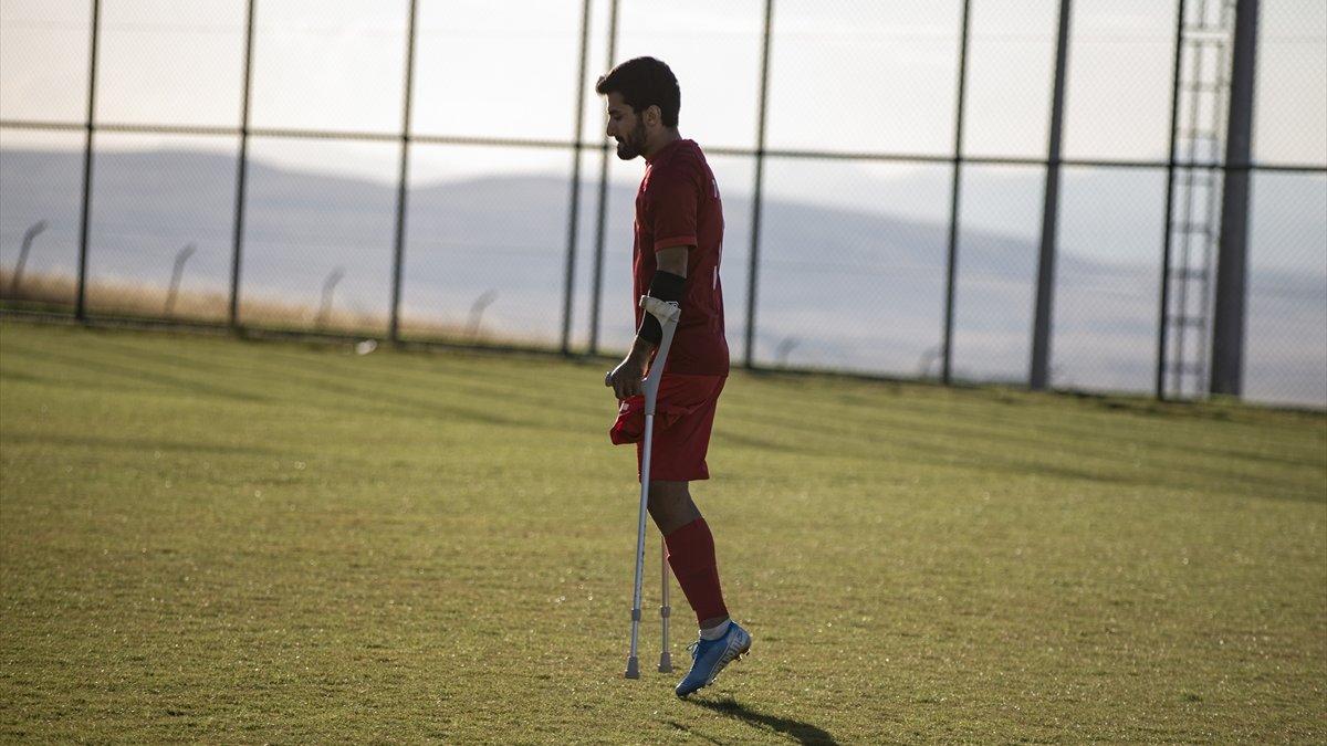 Van sarsıntısında ayağını kaybeden Okan Şahiner’in ulusal futbolculuk kıssası