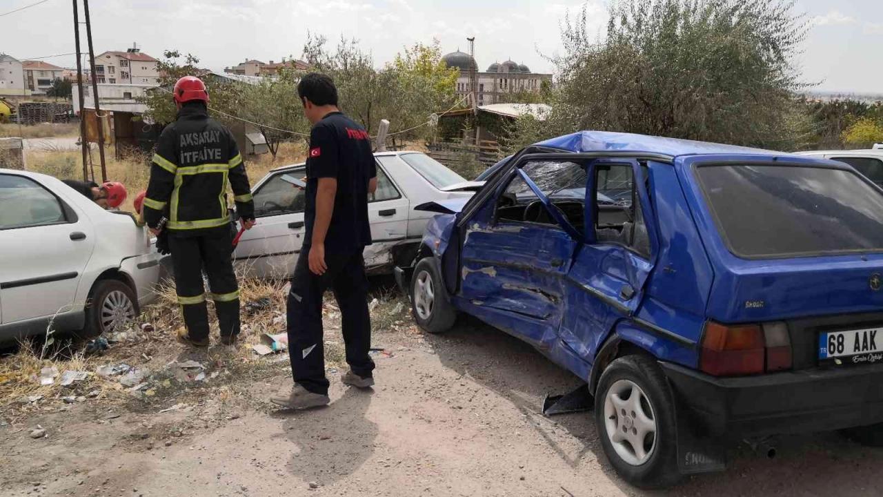 Aday sürücü park halindeki 3 araca çarptı: Hastaneye kaldırıldı!