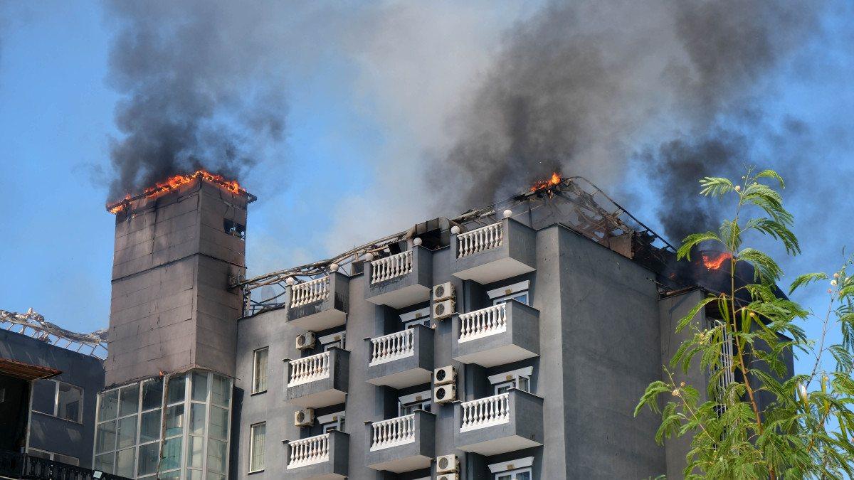 Alanya’da 5 yıldızlı otelin çatısında yangın çıktı