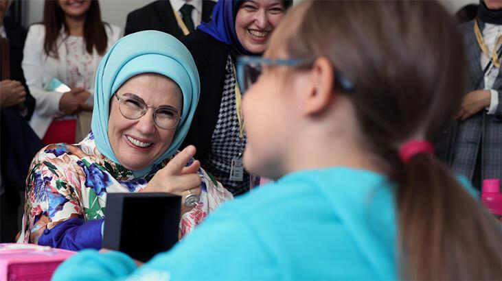 Emine Erdoğan, Saraybosna’da Maarif Vakfı Okulu’nu ziyaret etti