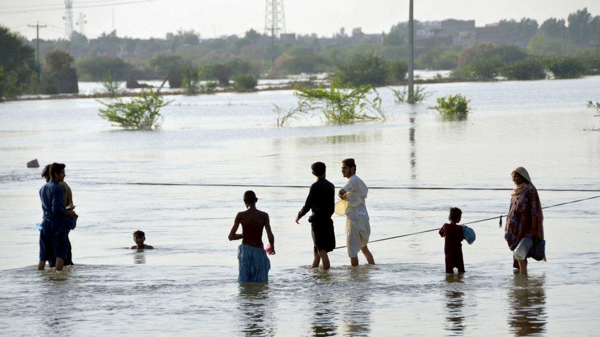 Pakistan’da sular altında güçlü hayat uğraşı görüntülendi