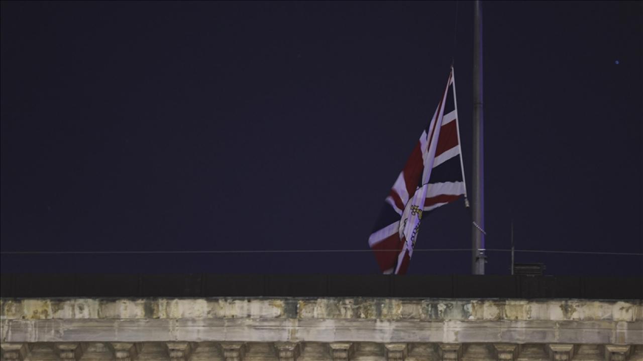 İngiltere’nin İstanbul Başkonsolosluğu’ndaki bayrak yarıya indirildi